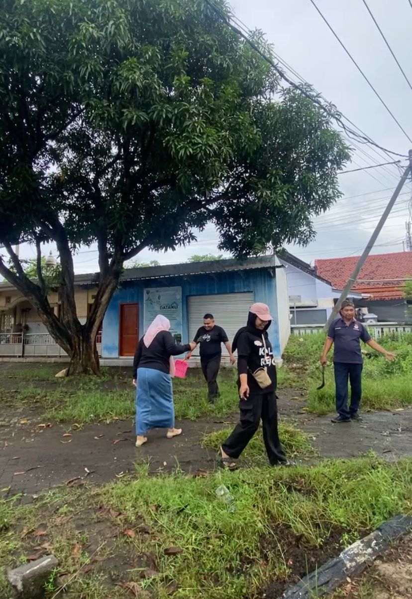 Perangkat Desa Kalirejo melaksanakan kegiatan kerja bakti Jumat Bersih, Lingkungan SAE